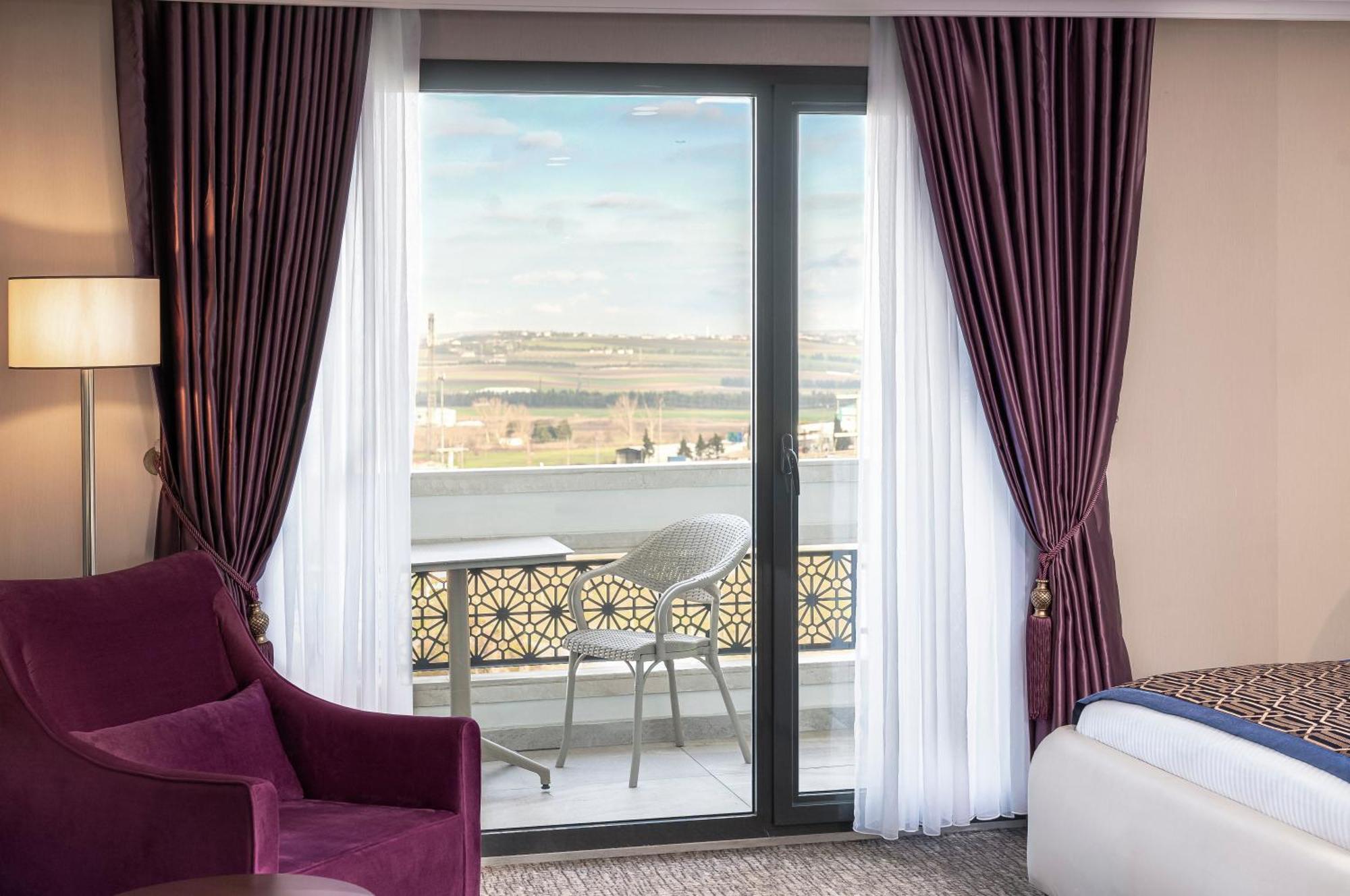 Отель Ramada Plaza By Wyndham Силиври Экстерьер фото