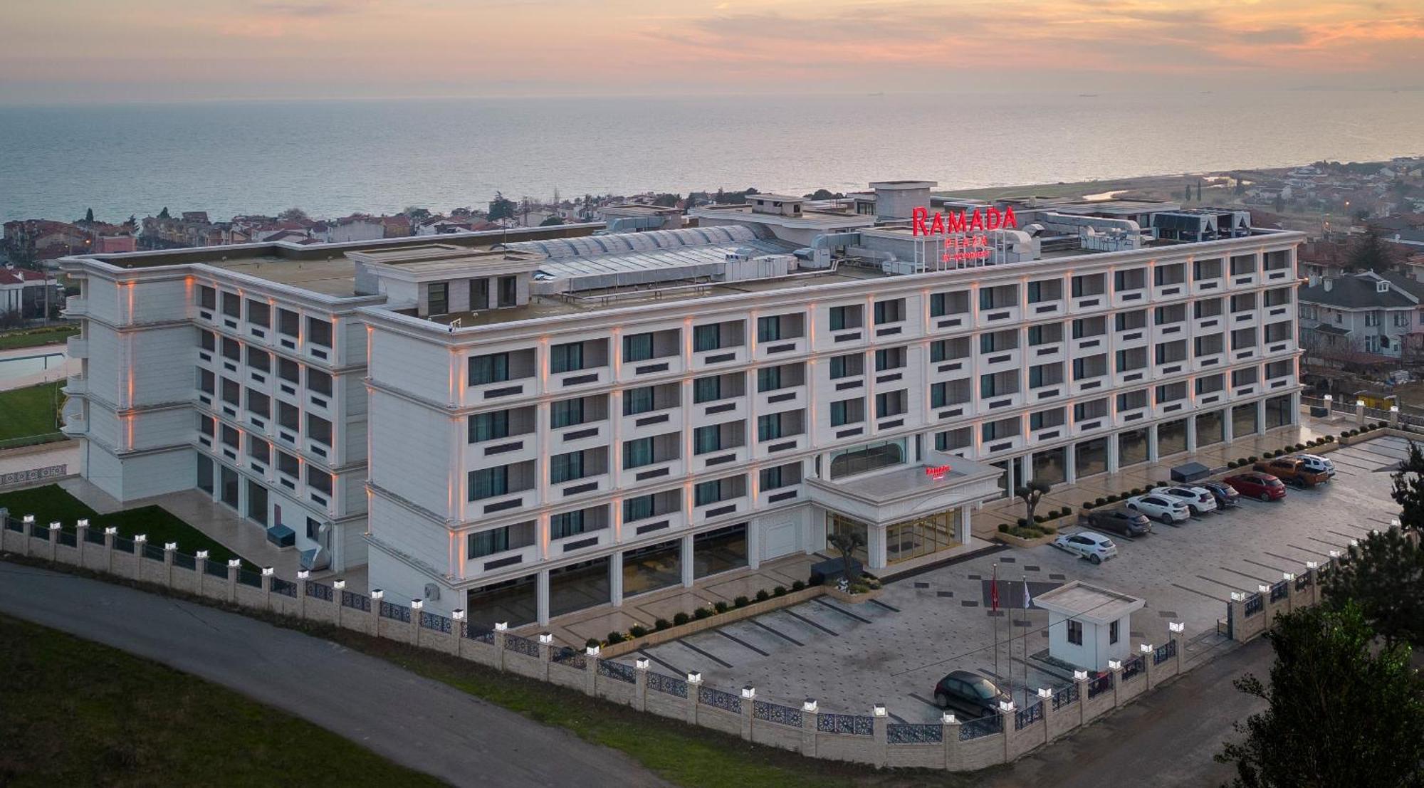 Отель Ramada Plaza By Wyndham Силиври Экстерьер фото